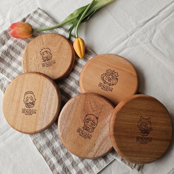 韓国 コミック グッズ『ダンジョン飯 木製 コースター（6種類から一つ選択）』公式グッズ