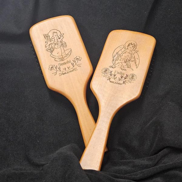 韓国 コミック グッズ『ダンジョン飯 木製 ヘアブラシ（2種類から一つ選択）』公式グッズ