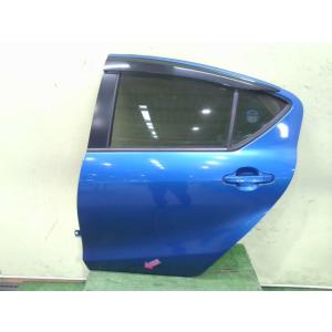 アクア DAA-NHP10 左RドアASSY 1NZ-FXE 8T7  67004-52470 中古