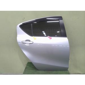 アクア DAA-NHP10 右RドアASSY 1NZ-FXE 1F7  67003-52460 中古