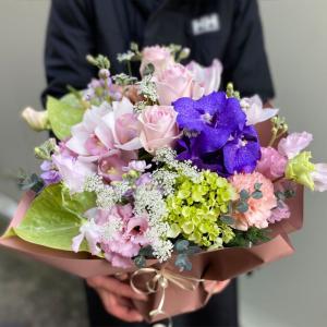季節のお任せ生花アレンジメントLサイズボリュー...の詳細画像3