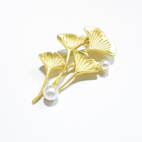 ピンズ ピン バッジ ブローチ ( 金 パール 4つの葉 イチョウ 銀杏) 送料無料