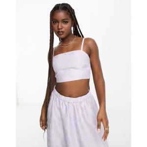 モンキ (Monki) レディース ベアトップ・チューブトップ・クロップド トップス Co-Ord Floral Shimmer Brocade Cami Cropped Top In Lilac (ライラック)｜nul-select