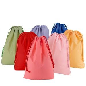 カラフル 巾着袋（M）10枚入り ポーチ ビニール 化粧品 おやつ プレゼント 孫 生徒 先生 コスメ 通勤 学校 卒業式 施設 贈答品 ポスト投函 クリックポスト