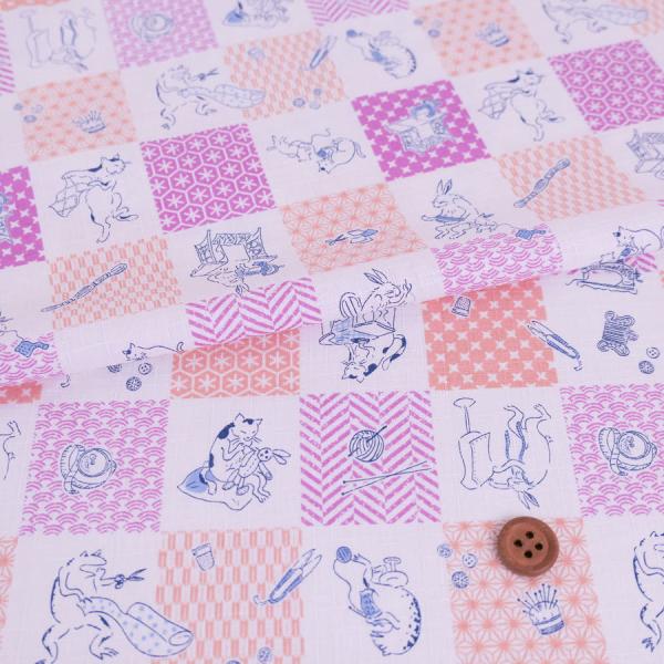 和柄コットン生地 鳥獣戯画の針仕事 市松模様(きなり/ピンク/オレンジ)10cm単位 切り売り