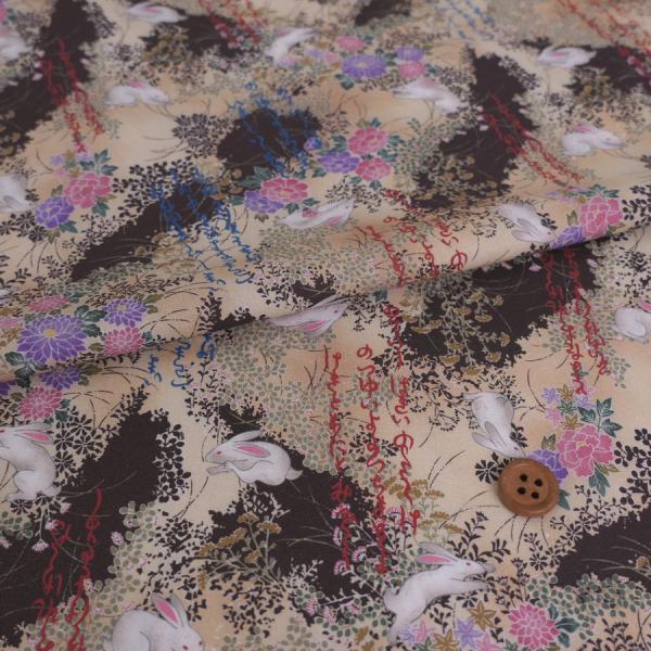 和柄コットン生地 野辺の花にうさぎ(ベージュ) 10cm単位 切り売り