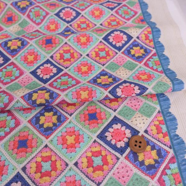 コットン生地 かぎ針編みのモチーフ柄(ブルーピンク) 10cm単位 切り売り