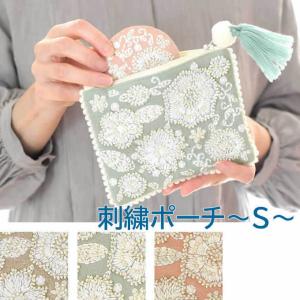 刺繍ポーチS テンダーフラワー おしゃれ スクエアポーチ 刺繍 ビーズ インド アジアン雑貨 布 ポーチ 小ぶり 花 フラワー タッセル メール便OK｜nusa