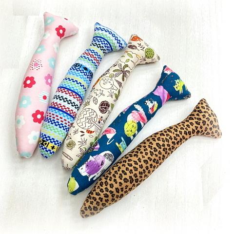 猫 ネコ ねこ キッカー おもちゃ キャットニップ 魚 ケリケリ ハーブ (サンマちゃん)