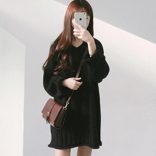 ニットワンピース ブラック ひざ丈 プルオーバー Vネック 長袖 ゆったり 無地