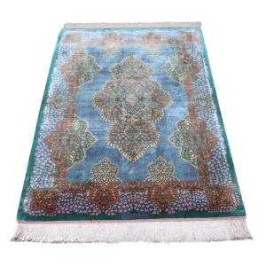 ペルシャ絨毯／モスタファザーデ工房 135×82cm イラン産 手織り シルク100％ ラグ ラグマット（FN-70299）