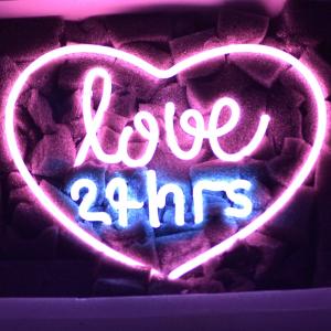 オーダーメイド　ネオンサイン　JUST LOVE ME 14*9インチ　看板 ネオン サインTN181『Just Love Me』NEON SIGNネオン管、ディスプレイ
