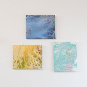 お洒落なインテリアになるキャンバス絵画 抽象的で様々な色が重なった