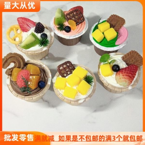 食べ物 モデル フィギュア 撮影道具 マフィンカップケーキを模したイチゴとマンゴークッキークリームデ...