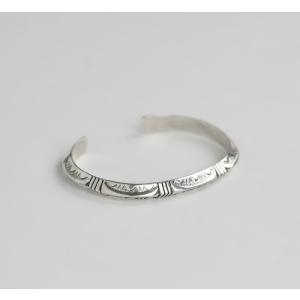 indian jewelry インディアンジュエリー Geneva Ramone ジェネバラモーン ナバホ シルバー925 トライアングルスタンプ バングル｜old