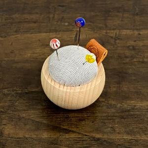 針山 Cohana（コハナ） ヒノキのピンクッション 播州織　手芸 手芸用品 タグ 裁縫道具 通販 かわいい おしゃれ 大人 和裁
