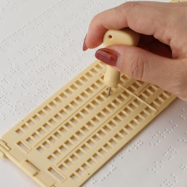 黄色 点字器  点字用紙 10枚 プラスチック製 視覚障害者 ６行３２マス 点字 小型点字器 練習 ...