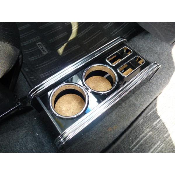 タントエグゼ　フロントカップホルダー