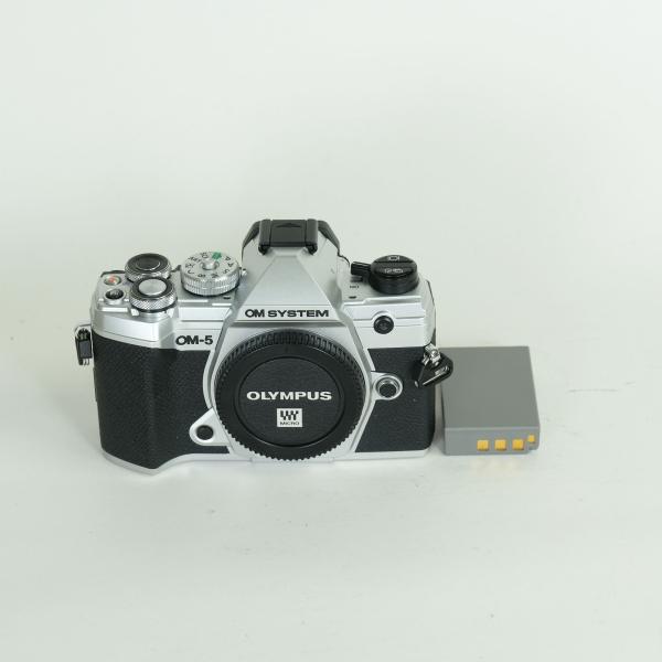[美品 | シャッター数3,035回] OM SYSTEM OM-5 [ボディ シルバー] | マイ...