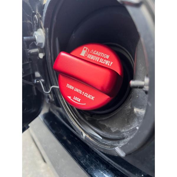 デザイン性UP♪ 給油口キャップ タンクキャップ カバー 赤 スバル WRX SX4 VBH GT-...