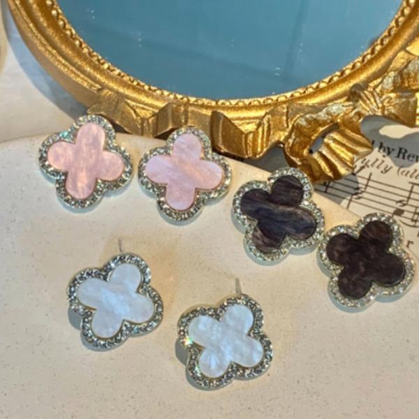 ピアス レディース アクセサリー 韓国 シンプル 四葉 クローバー 花 モチーフ 大きめ キラキラ ...