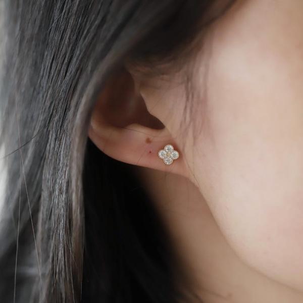 ピアス レディース アクセサリー 韓国 シンプル 四葉 クローバー 花 モチーフ 小さめ キラキラ ...