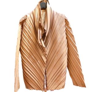 イッセイ ミヤケ ISSEY MIYAKE ポールドプリーツジャケット ブラウン ポリエステル その他トップス レディース 中古｜ookura7815