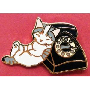 ポタリングキャット ピンズ 電話 ピンバッジ ピンブローチ グッズ 猫雑貨 ギフト かわいい グレー白 ぶち 黒電話 昭和レトロ｜ooyamanekoshokai
