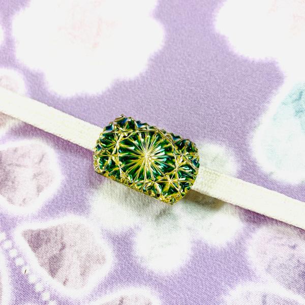 東京切子帯留め　お太鼓　菊　ダークブルーゴールド