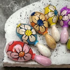 エッグシェーカー　ミニマラカス　花柄　小さなマラカス　おもちゃ　卵形　木製ミニマラカス