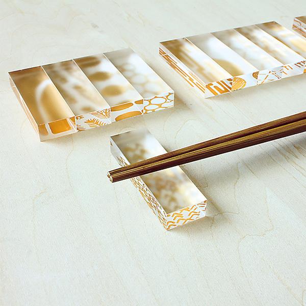 トウメイ 箔 箸置き 5個 セット おしゃれ 木箱入り アクリル樹脂製 日本製 お正月 食器 カトラ...