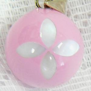 ヒーリングボール　ピンクに花の模様　　２０ミリペンダントトップ　専用袋／チョーカー付（オルゴールボールとも）