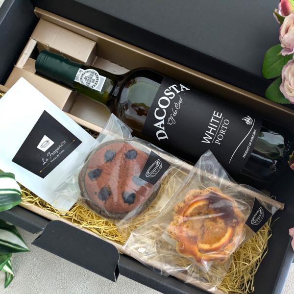 「極上のくつろぎ時間」をお届けする「神の舌を持つ」ソムリエが選ぶ「タルト・ポートワイン・紅茶セット」