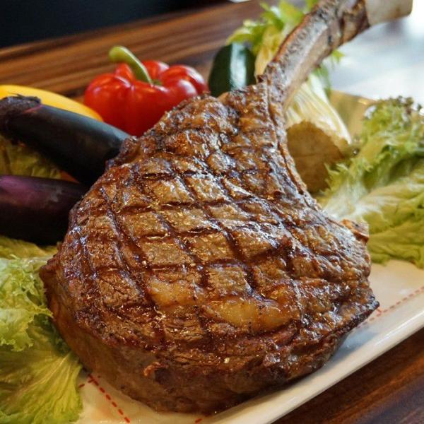 熟成牛肉 トマホーク 骨付き ステーキ肉 リブロース 1本 100gあたり842円不定貫 幅約4cm...