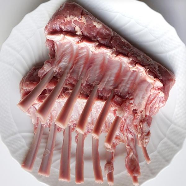 乳飲み仔牛 骨付き ロース肉 フレンチラック 約400gx2入り（約700g〜1000g） 不定貫 ...