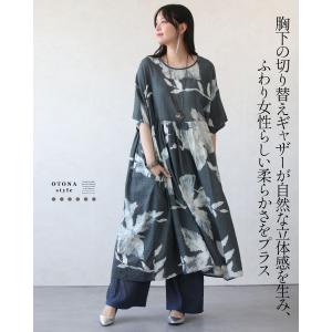 ワンピース 甘さを脱いだ、大人の花柄。モードワ...の詳細画像3