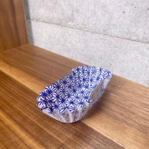 【250枚】小判7F・麻の葉柄（紺） 純白ペットケース 小判7号深口（65＋30）×30 業務用 和柄 お弁当 惣菜 フードケース おかずカップ 250枚入×1本