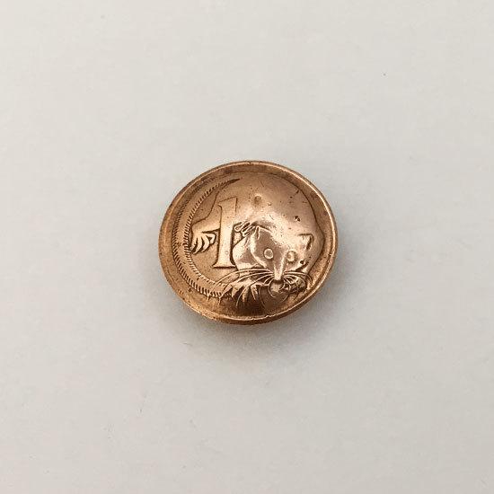 オーストラリア／1セント／1970年／φ17.1mm　留め具：組みネジ
