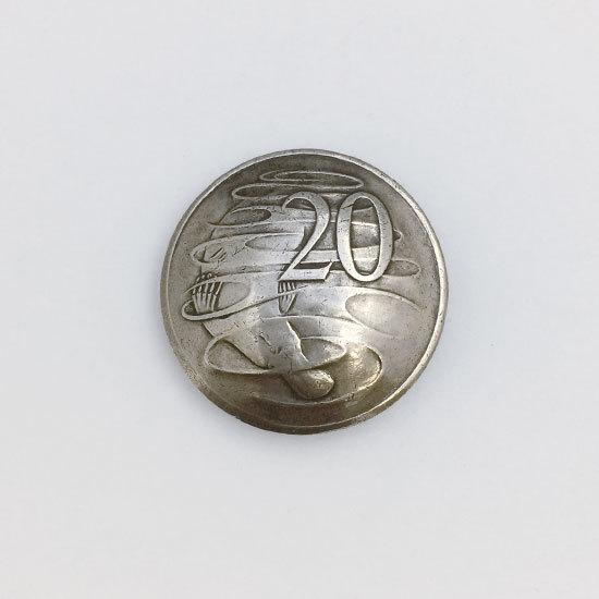 オーストラリア／20セント／1976年／φ28mm　留め具：組みネジ