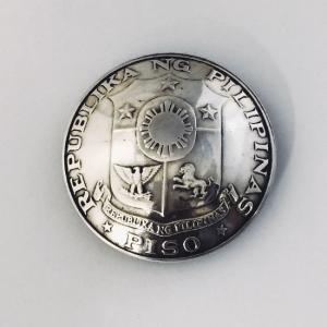 フィリピン／1ペソ／1969年／φ37.2mm　留め具：組みネジ