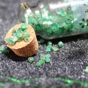 宝石質 エメラルド さざれ石 チップ 1ct ...の詳細画像1