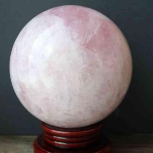 大玉　ローズクォーツ　スフィア　台座付き　天然石　恋愛　大玉約66.8ミリ　パワ ローズクォーツ 丸玉 スフィア 大玉 2キロ弱 置物 天然石 恋愛運