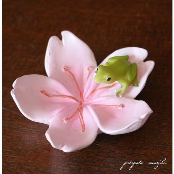 桜 の 花びらに乗る カエル 置物 オブジェ さくら サクラ ディスプレイ 雑貨