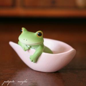 蓮の花に乗る カエル 置物 オブジェ 蓮華 蓮花 ディスプレイ 雑貨