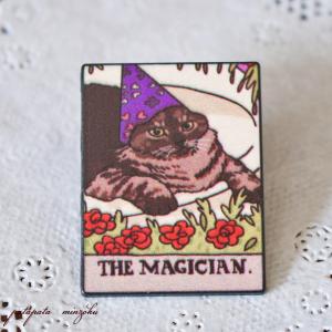 猫のピンバッジ タロットカード 魔術師 THE MAGICIAN 猫 バッジ ネコ ねこ 小物 雑貨 ピンズ ブローチ｜patapataminzoku