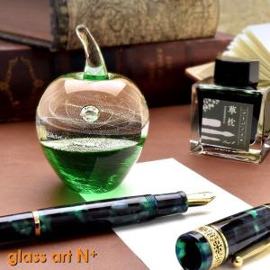 glass art N＋グラスアートエヌプラス ペーパーウェイト りんごのペーパーウェイト グリーン あすつく 父の日｜penworld