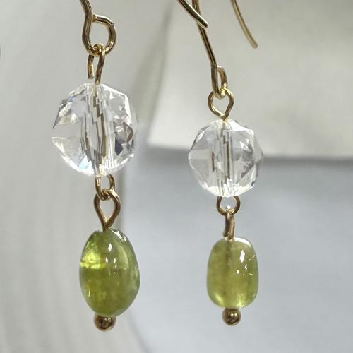 スフェーン ピアス 天然石 パワーストーン 7月誕生石 チタナイト マダガスカル産 ライムグリーン ...