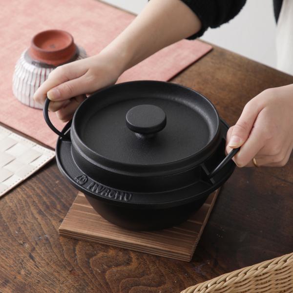 【焼杉敷板付き】鉄のごはん鍋  2合炊き 南部鉄器 炊飯釜 炊飯鍋 鉄鍋 岩鋳 セット