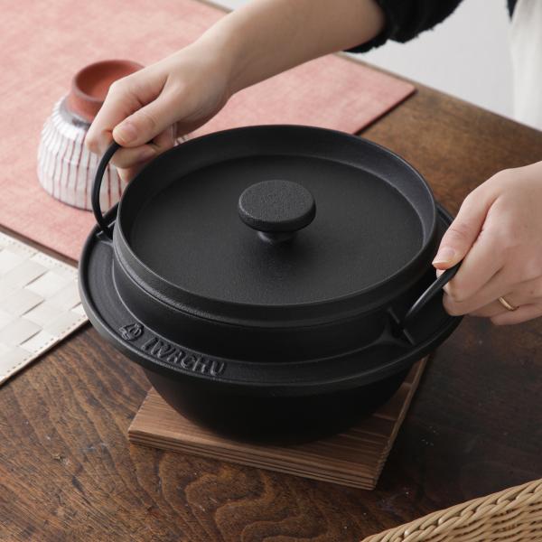 【焼杉敷板付き】鉄のごはん鍋  3合炊き 南部鉄器 炊飯釜 炊飯鍋 鉄鍋 岩鋳 セット