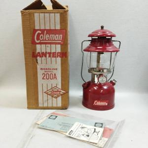 【超美品】 Coleman A 200A バーガンディ 箱 冊子付 ガソリンランタン 1961年9月  ◆3110/宮竹バザール店｜pickupjapan